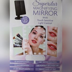 Superstar Magnifying Mirror with touch sensitive light control